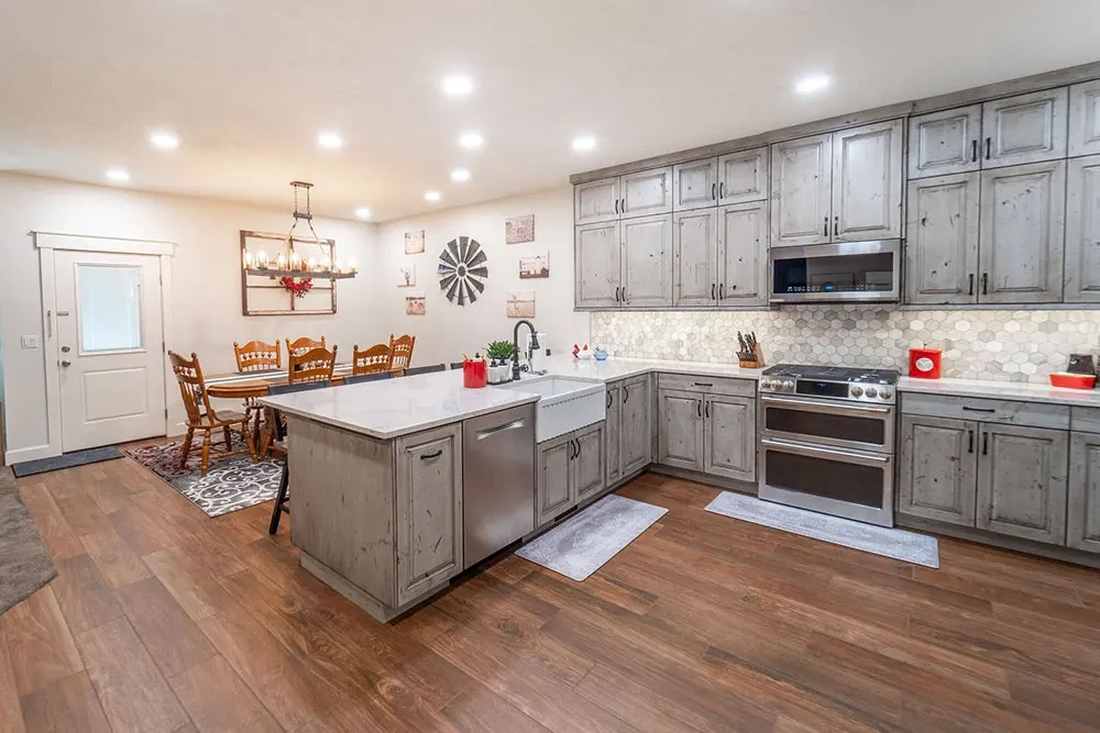 Kitchen after redesign with Vesuvio Lucastone Quartz from Francini’s Movimento Marmo series