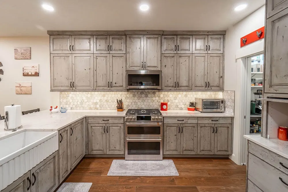 Kitchen cabinets and countertop with Vesuvio Lucastone Quartz from Francini’s Movimento Marmo series